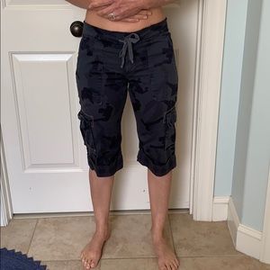 Like new cargo capris size xs